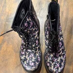 Big Kids Delaney Dr Martens Boot Black Flower Print Size US 3